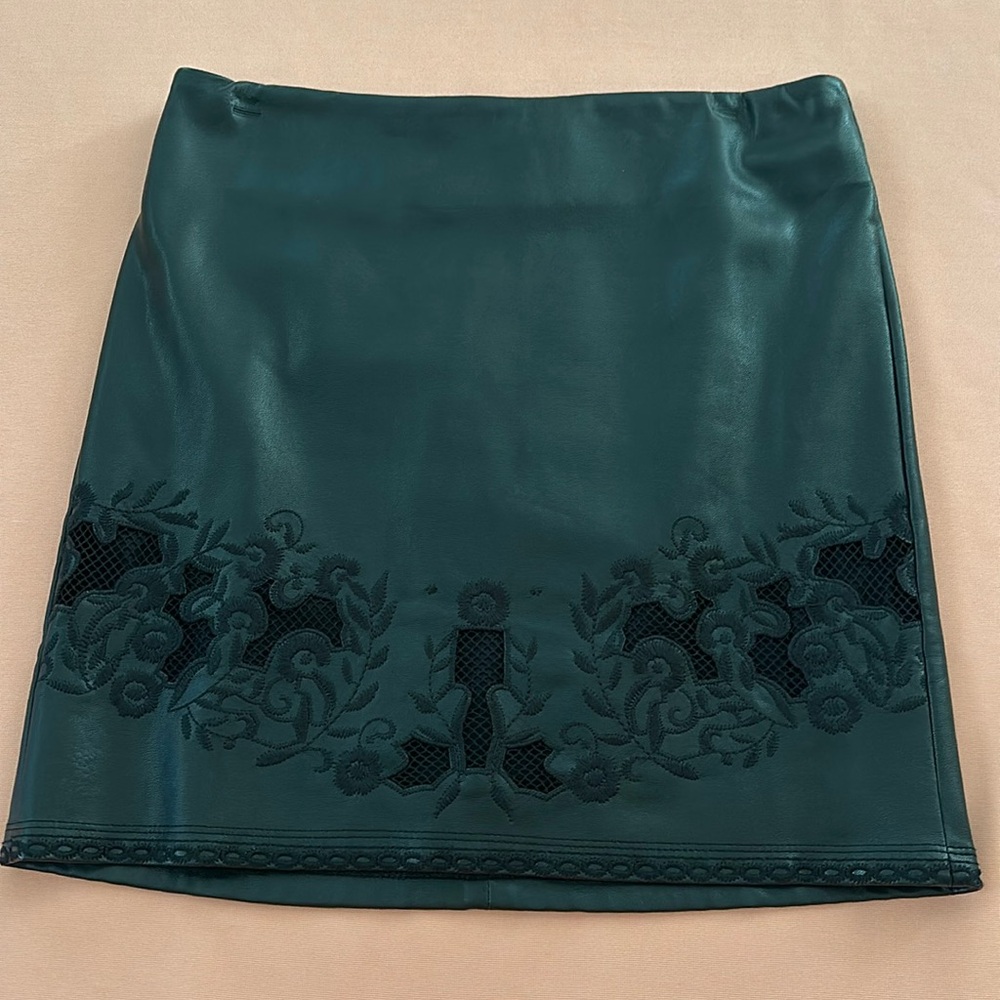 Romeo + Juliet Couture Faux Leather Skirt. Size Medium. Black